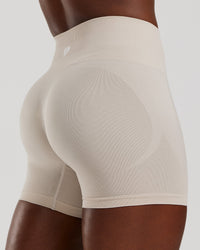 Define 2.0 Seamless Scrunch 4" Shorts | Stone